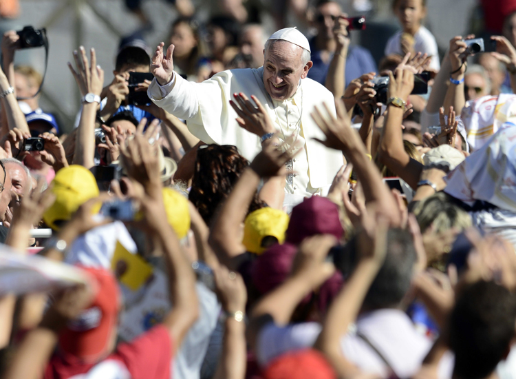 Papa Francesco in piazza San Pietro, Udienza del mercoledì, 4 settembre 2013 (C. Gennari/Agenzia Siciliani).